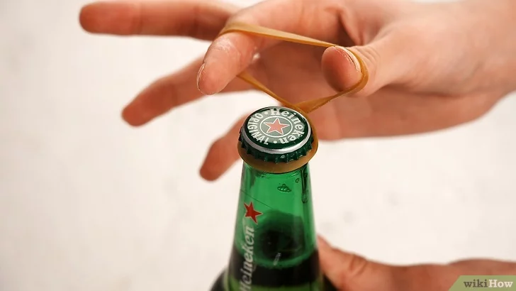 Minh họa mở nút chai bia bằng dây thun